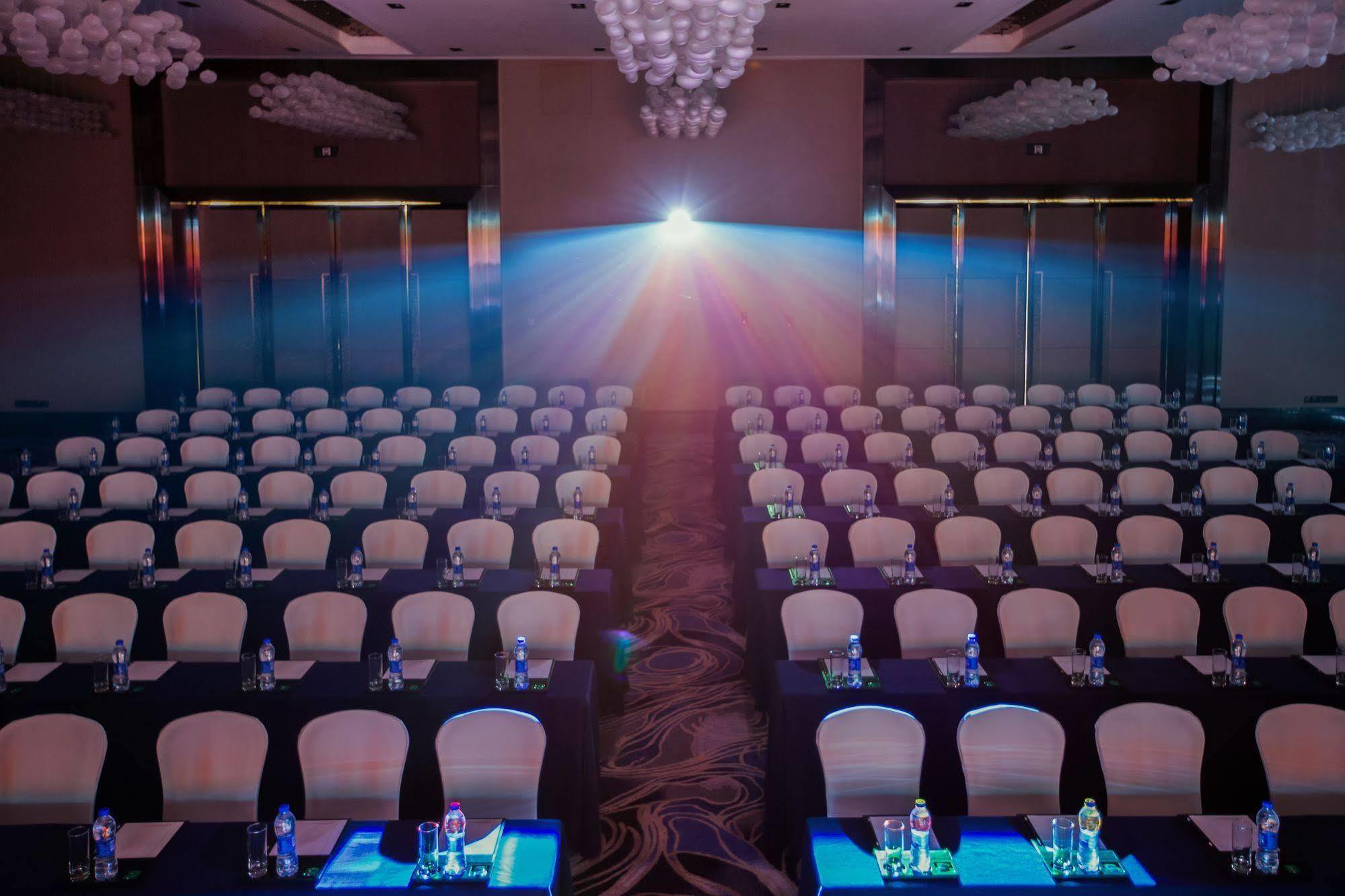 C Plaza Hotel Yuzhong Ngoại thất bức ảnh